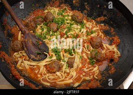 Tagliatelle fatte in casa con salsa e polpette cotte su un disco Foto Stock