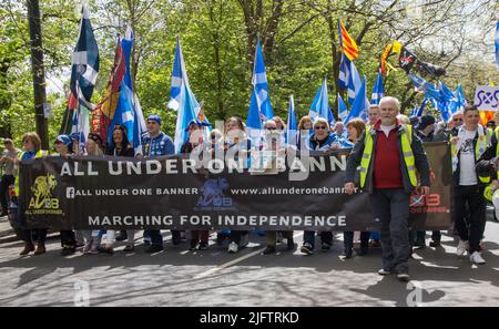 Marcia per l'indipendenza scozzese con il segno "All Under One Banner Marching for Independence" Foto Stock