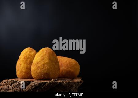 Deliziose palle di riso fatte in casa dalla Sicilia, un Arancine siciliano. Street food Foto Stock