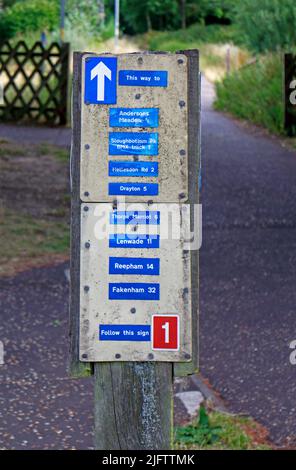 Un cartello che indica le distanze all'inizio del percorso a lunga distanza Marriott's Way dal St Crispin's Bridge a Norwich, Norfolk, Inghilterra, Regno Unito. Foto Stock