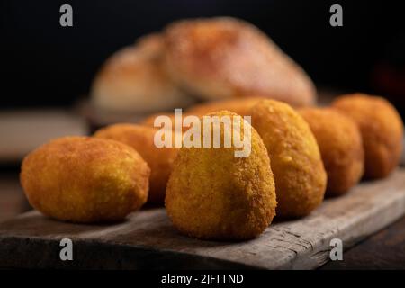 Deliziose palle di riso fatte in casa dalla Sicilia, un Arancine siciliano. Street food Foto Stock