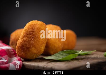 Deliziose palle di riso fatte in casa dalla Sicilia, un Arancine siciliano. Street food Foto Stock