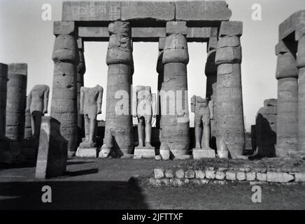 Egitto Luxor Tempio di Karnak rovine Ramesseum di Ramseses II Tebe foto d'epoca scattata alla fine del 1940s Foto Stock