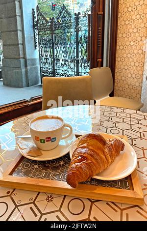 Una tipica colazione italiana: Cappuccino e croissant Foto Stock