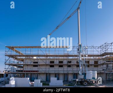 Cantiere di costruzione di una nuova casa, zona olandese Suburban con moderne case di famiglia, di nuova costruzione case di famiglia moderna nei Paesi Bassi, case di famiglia olandesi, Foto Stock