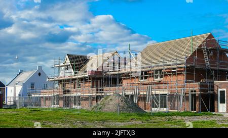 Cantiere di costruzione di una nuova casa, zona olandese Suburban con moderne case di famiglia, di nuova costruzione case di famiglia moderna nei Paesi Bassi, case di famiglia olandesi, Foto Stock