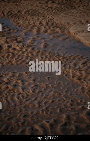 Scudio fluviale. Fondo sabbioso dopo lo spreco di acqua. Foto Stock