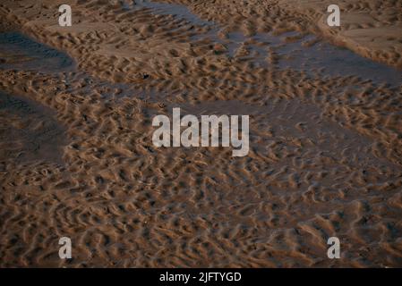 Scudio fluviale. Fondo sabbioso dopo lo spreco di acqua. Foto Stock