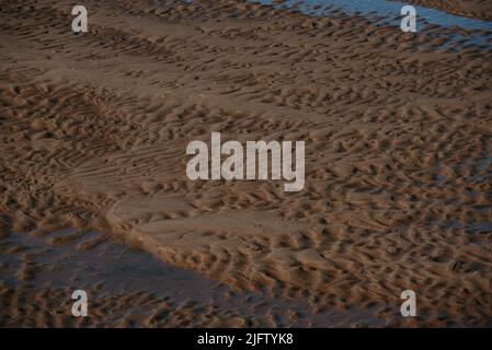 Scudio fluviale. Fondo sabbioso dopo lo spreco di acqua. Foto Stock