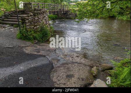 Guado attraverso il fiume Brathay a Little Langdale, Cumbria Foto Stock