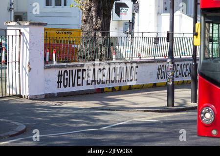 L'hashtag #GIVEPEACEACHANCE è visto dipinto all'esterno degli Abbey Road Studios di Londra. Foto Stock