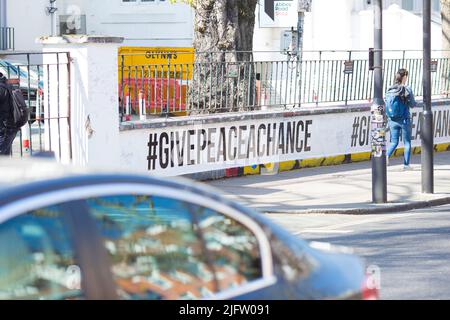 L'hashtag #GIVEPEACEACHANCE è visto dipinto all'esterno degli Abbey Road Studios di Londra. Foto Stock