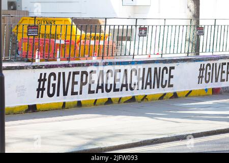 L'hashtag #GIVEPEACEACHANCE è visto dipinto all'esterno degli Abbey Road Studios di Londra. Foto Stock