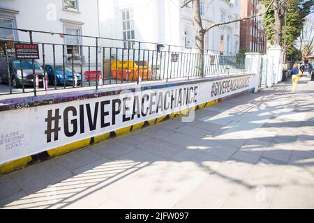 L'hashtag #GIVEPEACEACHANCE è visto dipinto all'esterno degli Abbey Road Studios di Londra. Foto Stock