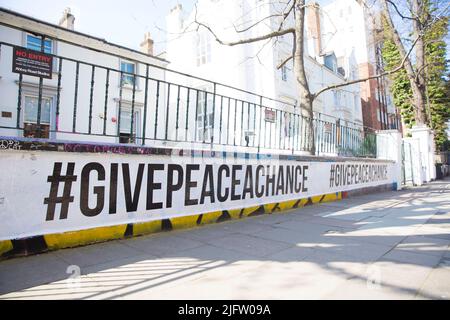 L'hashtag #GIVEPEACEACHANCE è visto dipinto all'esterno degli Abbey Road Studios di Londra. Foto Stock