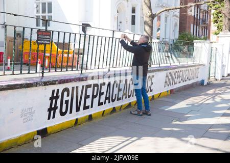 L'hashtag #GIVEPEACEACHANCE è visto dipinto all'esterno degli Abbey Road Studios di Londra. Foto Stock