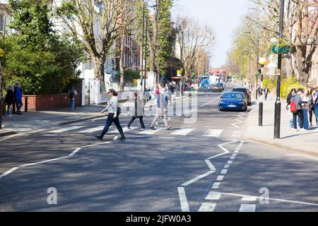 La gente cammina sulla zebra attraversando vicino Abbey Road Studios a Londra. Foto Stock