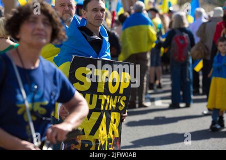 La gente si riunisce durante la marcia “Londra sta con l’Ucraina” per dimostrare solidarietà con l’Ucraina nel centro di Londra. Foto Stock