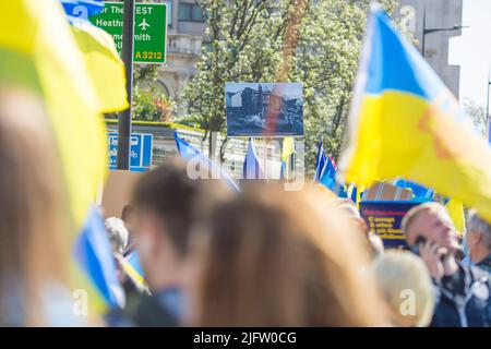 La gente si riunisce durante la marcia “Londra sta con l’Ucraina” per dimostrare solidarietà con l’Ucraina nel centro di Londra. Foto Stock