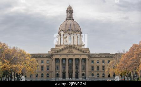 campidoglio edificio governativo circondato da colori autunnali in Edmonton Canada Foto Stock