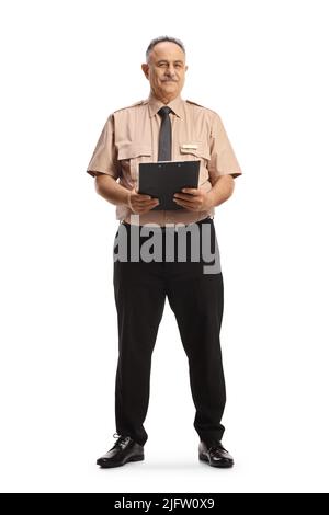 Ritratto a tutta lunghezza di una protezione di sicurezza matura che tiene una clipboard e guarda la fotocamera isolata su sfondo bianco Foto Stock