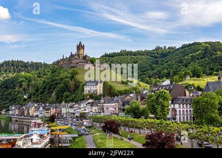 Cochem, Renania-Palatinato, Germania - 21 maggio 2022 Cochem e Reichsburg in un giorno di maggio soleggiato. Foto Stock