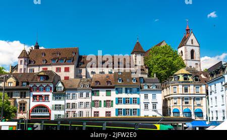 Vista della chiesa Leonhardskirche al Lohnhof di Basilea, Svizzera Foto Stock