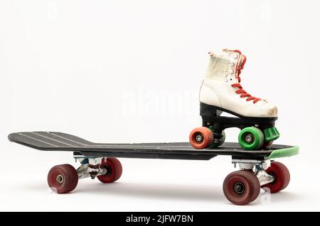 Skateboard nera vintage Style su sfondo bianco Foto Stock