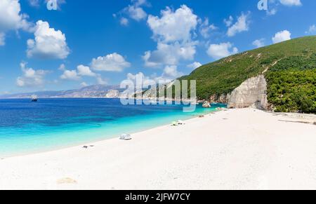 Paesaggio con spiaggia di Fteri a Cefalonia, isola Ionica, Grecia Foto Stock