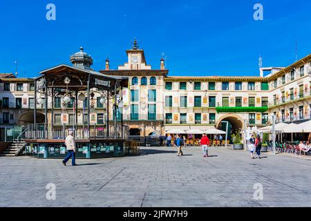 Palco nella Plaza Nueva - Piazza Nuova, o Plaza de los Fueros e il suo palco. Tudela, Navarra, Spagna, Europa Foto Stock