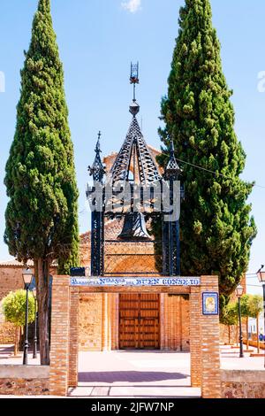 Durante un restauro, la campana della chiesa in ghisa è stata spostata nella sua nuova posizione nel cantiere. Vista della Parroquia de Nuestra Senora del Buen Consejo Foto Stock