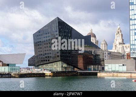 Paesaggio urbano del centro città di Liverpool dagli Albert Docks. Liverpool, Merseyside, Lancashire, Inghilterra, Regno Unito Foto Stock