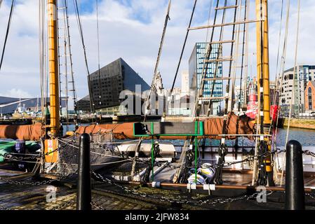 Una nave classica posta contro il paesaggio urbano di Liverpool ai moli di Liverpool. Liverpool, Merseyside, Lancashire, Inghilterra, Regno Unito Foto Stock