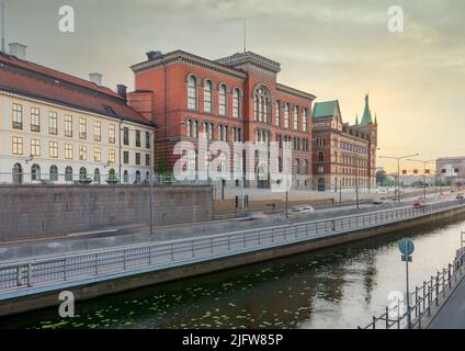 Old National Archive, o Gamla Riksarkivet di Svezia, 1887 - 1890, e il Norstedt Building, che si affaccia sul corso d'acqua, situato sull'isola di Riddarholmen, Stoccolma, Svezia Foto Stock