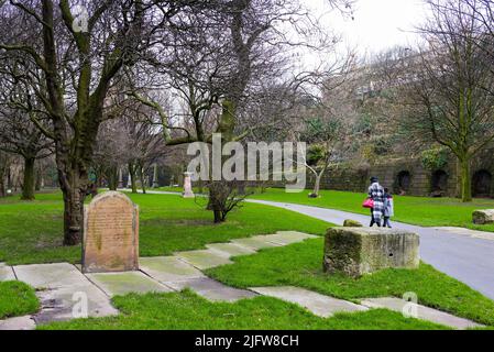Il tranquillo spazio verde del Cimitero e Giardino di St James al lato della Cattedrale di Liverpool. Liverpool, Merseyside, Lancashire, Inghilterra, Regno Unito Foto Stock