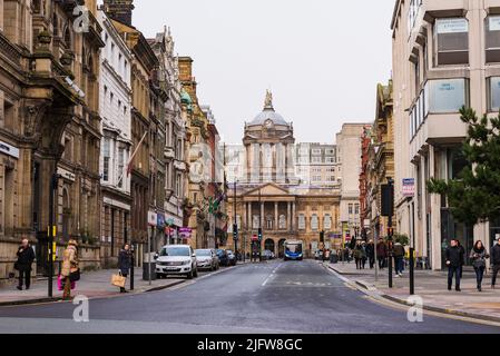 Castle st., sullo sfondo del Municipio di Liverpool. Liverpool, Merseyside, Lancashire, Inghilterra, Regno Unito Foto Stock