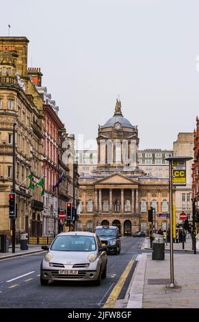 Castle st., sullo sfondo del Municipio di Liverpool. Liverpool, Merseyside, Lancashire, Inghilterra, Regno Unito Foto Stock