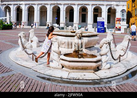 La fontana Contarini, in marmo di Zandobbio, si trova in Piazza Vecchia. Città alta - Città alta. Bergamo, Lombardia, Italia, e Foto Stock