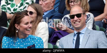 Londra, Regno Unito. 05th luglio 2022. Il suo Duca di altezza reale e la Duchessa di Cambridge assistono alla partita di Quarter-Final tra Novak Djokovic e Jannik sinner italiano il giorno nove dei campionati 2022 di Wimbledon a Londra martedì 05 luglio 2022. Foto di Hugo Philpott/UPI Credit: UPI/Alamy Live News Foto Stock