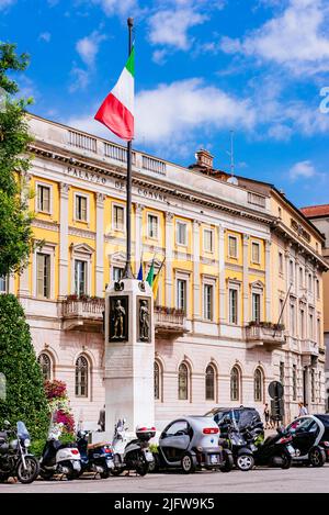 Palazzo Frizzoni è un edificio neoclassico che ospita la sede del Municipio di Bergamo. Fu costruita da Antonio Frizzoni su disegno di Rodolfo Van Foto Stock