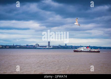 Il traghetto di Liverpool attraversa il fiume Mersey. Liverpool, Merseyside, Lancashire, Inghilterra, Regno Unito Foto Stock