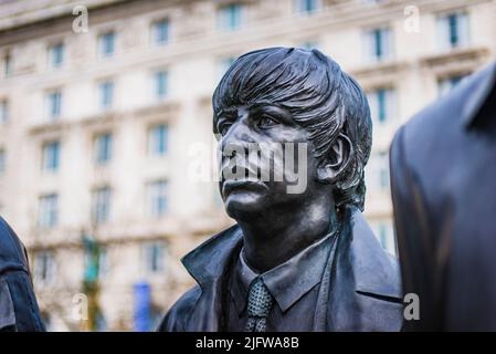 George Harrison, dettaglio. La statua dei Beatles nella loro città natale Liverpool, al Pier Head sul lungomare di Liverpool. Leverpool, Merseyside, Lancashire, Eng Foto Stock