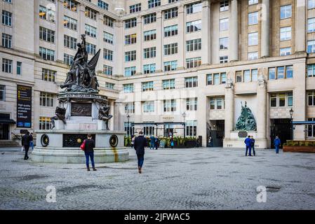 Il Monumento di Nelson è un monumento dell'ammiraglio Horatio Nelson, in Exchange Flags, Liverpool, Inghilterra. È stato progettato da Matthew Cotes Wyatt e scultore Foto Stock