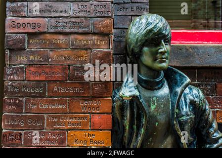 John Lennon statua fuori lo storico Cavern Club su Matthew Street e muro di fama. Liverpool, Inghilterra, Regno Unito Foto Stock