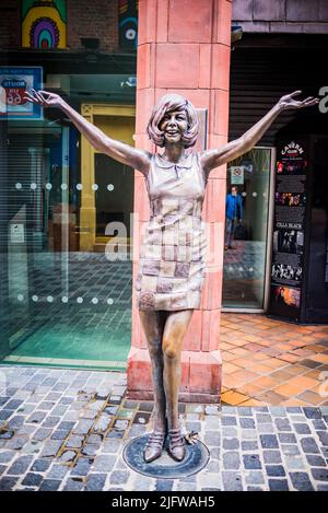 Statua di Cilla Black fuori dall'ingresso originale del Cavern Club. Priscilla Maria Veronica White, meglio conosciuta come Cilla Black, è stata una cantante inglese, t Foto Stock