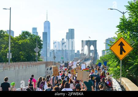 New York, Stati Uniti. 04th luglio 2022. Centinaia di persone hanno dei cartelli mentre marciavano sul ponte di Brooklyn, New York, per chiedere giustizia per l'aborto e altre questioni sociali il 4 luglio 2022. (Foto di Ryan Rahman/Pacific Press/Sipa USA) Credit: Sipa USA/Alamy Live News Foto Stock