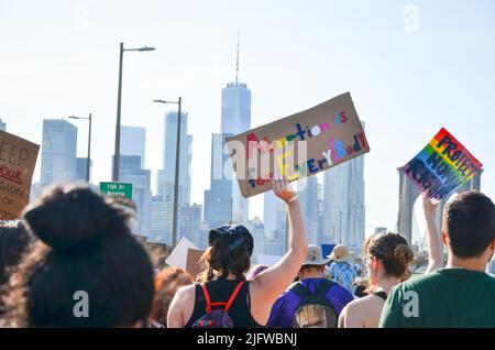 New York, Stati Uniti. 04th luglio 2022. Centinaia di persone hanno dei cartelli mentre marciavano sul ponte di Brooklyn, New York, per chiedere giustizia per l'aborto e altre questioni sociali il 4 luglio 2022. (Foto di Ryan Rahman/Pacific Press/Sipa USA) Credit: Sipa USA/Alamy Live News Foto Stock