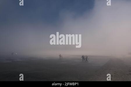 La gente cammina sul mare di wadden Foto Stock