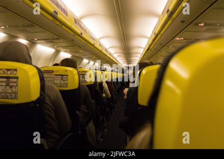 La navata e l'interno di un aereo imbarcato. L'aereo è un Boeing Ryanair 737-800. Foto Stock