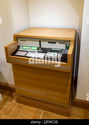 Una prima Union Bank of Finland Minisyp ha automatizzato la macchina per il controllo del cambio prodotta da Datasaab, in esposizione al Nordea Bank Museum di Helsinki, Finlandia. Foto Stock